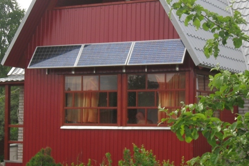 Солнечная фотоэлектрическая система мощностью 300 ватт на фасаде дома